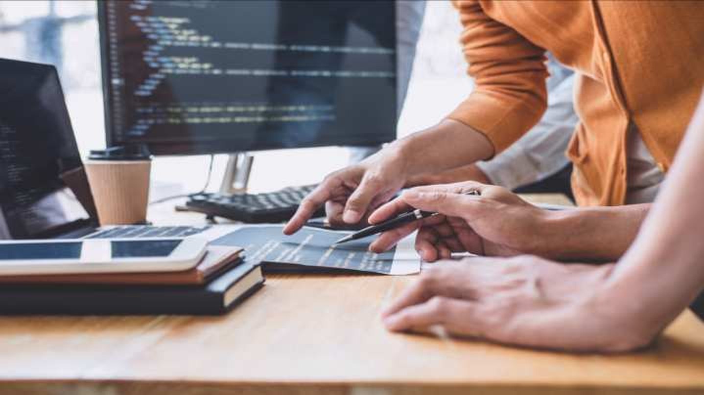 Equipo de desarrollo trabajando sobre código